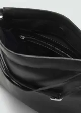 Bolso de hombro negro de cuero con fruncido superior y asa ajustable con hebilla.