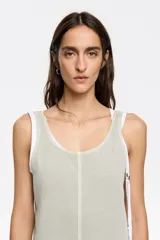 Mono largo color verde claro, de corte holgado, con breteles finos y bolsillos laterales.