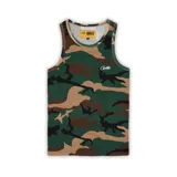 Musculosa Corteiz con estampado de camuflaje en tonos verde, marrón y negro.