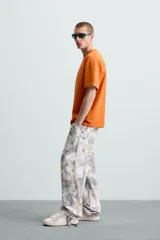 Camiseta color arena de algodón compacto, corte recto, cuello redondo y mangas cortas.