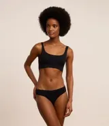 Conjunto de lencería color piel, compuesto por un corpiño tipo top con breteles finos y una bombacha tipo bikini.