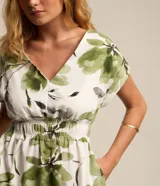 Vestido midi de tricolina con estampado floral, escote en V, mangas cortas y cintura elastizada.