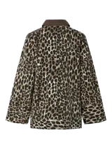 Chaqueta de denim con estampado animal print, cuello marrón y botones negros.