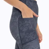 Calza larga deportiva azul con estampado abstracto, tiro medio y logo de la marca en la pierna.