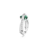 Anillo de cóctel bañado en rodio con doble banda en espiral, adornado con pavé de circonitas blancas de diferentes tallas y una piedra verde en forma de pera engarzada en el centro.