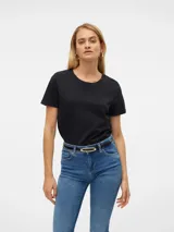 Camiseta negra de manga corta con cuello redondo.