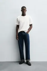 Pack de tres camisetas básicas de hombre, corte regular, cuello redondo y manga corta.