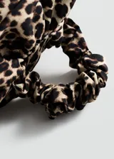 Broche con forma de flor roseta confeccionado en tejido satinado con estampado animal print.