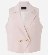Chaleco femenino de sastrería color rosa pálido, con cuello blazer, cruce delantero con botones dorados y corte estructurado.