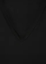 Camiseta blanca de manga corta con cuello en V y tejido fluido.