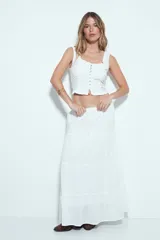 Falda larga maxi de algodón color marrón, con textura acanalada sutil. Presenta cintura elástica con cordón de ajuste y estructura en paños que añaden volumen y caída fluida.