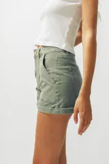 Short color verde militar, con bolsillos laterales y traseros con solapa.