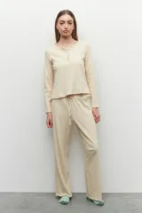 Pantalón de pijama verde con elástico en la cintura y cordones ajustables, fabricado en algodón.