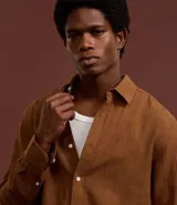 Camisa de hombre de manga larga, corte regular, color blanco, con cuello inglés y textura grid tejida en el plano.