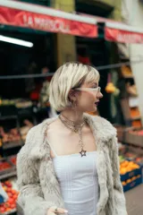 Collar de cadena plateada con dije de estrella calada.