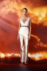 Musculosa blanca de lino con breteles finos y escote en V. Incluye cinturón marrón de cuero trenzado.