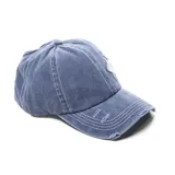 Gorra de jean celeste con visera desgastada y aplique de estrella plateada.