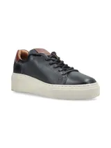 Sneaker Adelaida de cuero graneado color verde oliva, con cordones de algodón y suela elevada color crema.