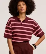 Blusa de punto con cuello polo y rayas horizontales color borgoña y rosa. De mangas cortas y corte holgado. Confeccionada con viscosa certificada.