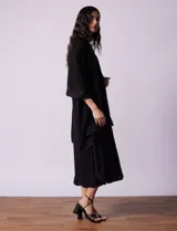 Pashmina negra de gasa con apliques de brillos en los bordes, marca Jessica McClintock.