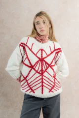Sweater de mohair color crema con diseño de telaraña bordado a mano en negro.