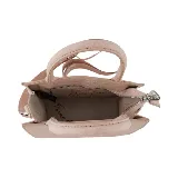 Cartera pequeña de mano color negro, con correa larga de tela con el logo de la marca.