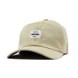 Gorro de béisbol color crema de gabardina con visera curva y hebilla reguladora trasera.