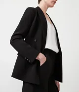 Blazer negro de poliéster con frente cruzado, manga larga, abotonado y bolsillos.