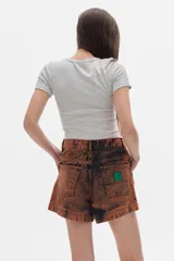 Short de denim color marrón con efecto desteñido, tiro alto y corte recto.