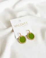 Par de aros colgantes con aro de acero dorado y dije circular verde con borde de strass. Marca Valente Accesorios.