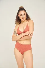 Conjunto de bikini azul con corpiño triangular con breteles regulables y copas desmontables, y bombacha clásica con argollas en los laterales.