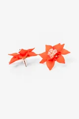Par de caravanas con forma de flor color durazno y centro con apliques de strass.