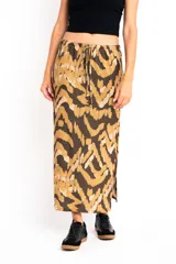 Falda midi de viscosa con estampado abstracto en tonos marrón, beige y negro. Tiene cintura elastizada con cordón ajustable y abertura lateral.
