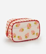 Neceser rectangular mediano de poliéster con estampado de frutillas y diseño a cuadros en los laterales. Tiene cierre de cremallera con llavero en forma de frutilla y ribete rojo.