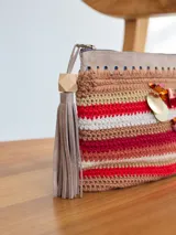 Sobre de mano tejido a crochet con hilados y cueros reciclados, re-bordado a mano con lentejuelas.
