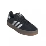 Zapatillas Adidas Samba con plataforma, color negro con las tres tiras blancas y suela marrón.