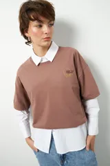 Remerón unisex de manga corta color marrón, con inscripción en el frente y gran estampa en la espalda.