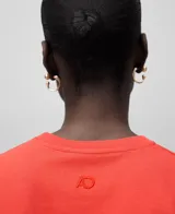 Camiseta color naranja de algodón orgánico con cuello redondo y mangas cortas.