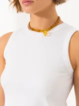 Musculosa blanca de algodón con cuello redondo y sisas amplias.