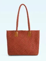 Bolso tejido en tonos rojos con asas de cuero, ideal para el uso diario.