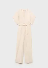 Mono largo color crema, con cuello de pico, manga corta y cinturón con hebilla. Cierre de cremallera en la parte posterior.