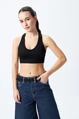 Top deportivo blanco de diseño seamless con escote en V y breteles anchos.