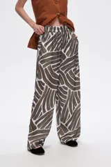 Pantalón ancho de viscosa con estampado abstracto en tonos marrones y blancos, de tiro alto y corte palazzo.