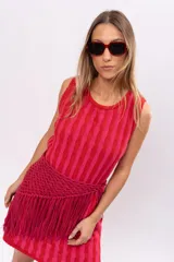 Vestido corto de tejido de punto a rayas verticales en tonos rosa y rojo. Incluye cinturón tejido con flecos.