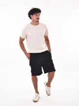 Bermuda cargo color verde militar, con bolsillos laterales y cintura elástica.