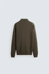 Polo de manga larga color negro, tejido en hilatura con mezcla de algodón y seda, de corte regular fit, con cuello solapa y cierre frontal de botonadura.