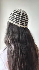 Gorro tipo turbante tejido al crochet color crudo, con diseño de red.