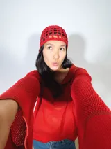 Gorro tipo casquete rojo tejido al crochet con diseño calado.