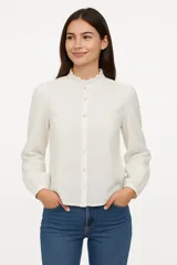 Camisa blanca de algodón con cuello mao con volados y mangas largas abullonadas.