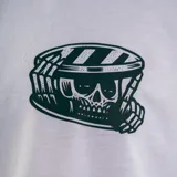 Remera blanca de corte recto con cuello redondo y manga corta. Estampado pequeño en el pecho de una calavera con un sombrero.